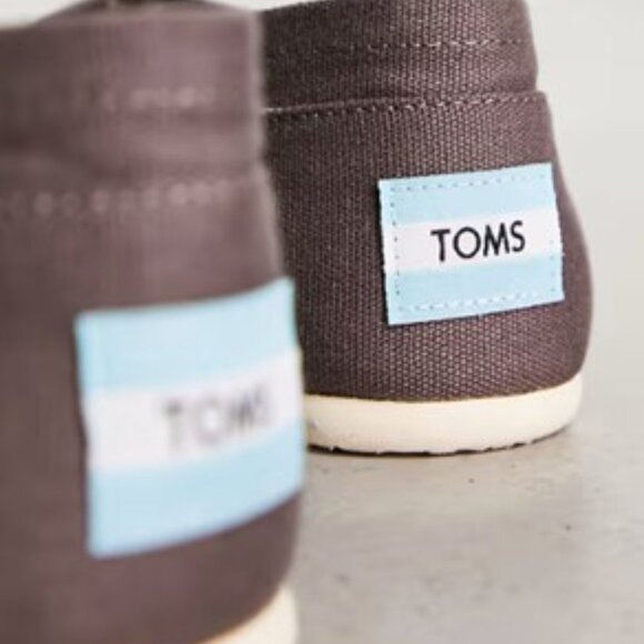 NEW Toms  womens Classics Brown Canvas Loafers slip-ons size 5 - Picture 3 of 12